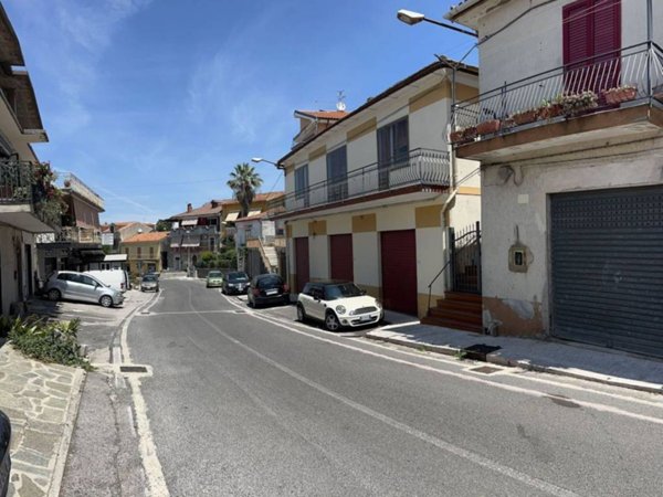 intera palazzina in vendita ad Ogliastro Cilento