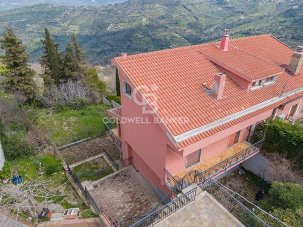 casa indipendente in vendita ad Ogliastro Cilento