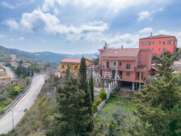 casa indipendente in vendita ad Ogliastro Cilento