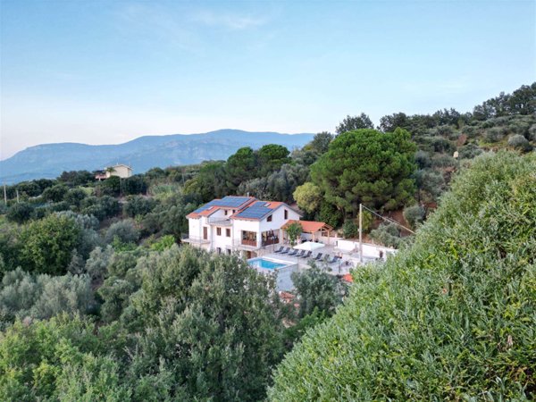 casa indipendente in vendita ad Ogliastro Cilento
