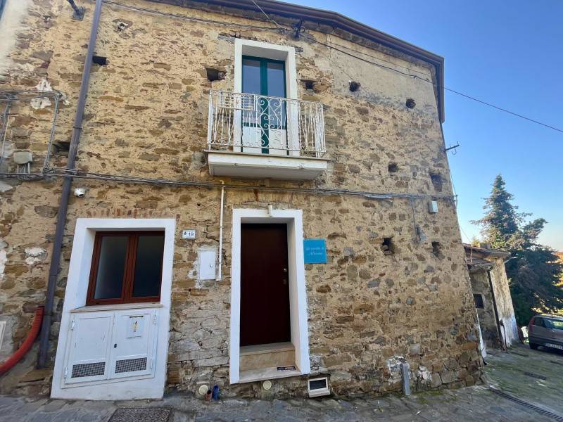 casa indipendente in vendita ad Ogliastro Cilento