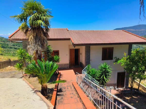 casa indipendente in vendita ad Ogliastro Cilento in zona Eredita