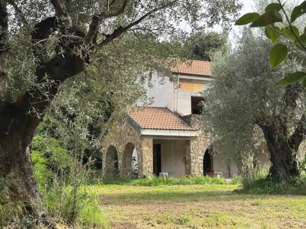 casa indipendente in vendita ad Olevano sul Tusciano in zona Monticelli