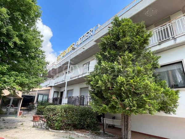 locale commerciale in vendita ad Olevano sul Tusciano in zona Monticelli