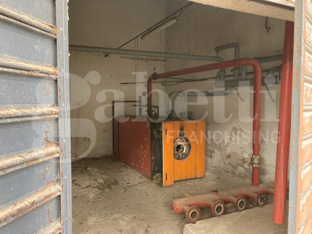 locale commerciale in vendita ad Olevano sul Tusciano