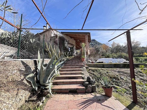 casa indipendente in vendita ad Olevano sul Tusciano in zona Ariano