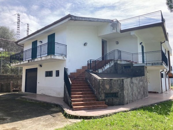 casa indipendente in vendita ad Olevano sul Tusciano in zona Ariano