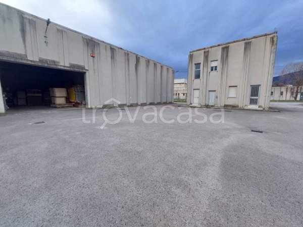 locale commerciale in vendita ad Oliveto Citra