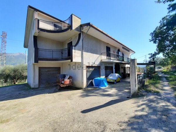 casa semindipendente in vendita ad Oliveto Citra