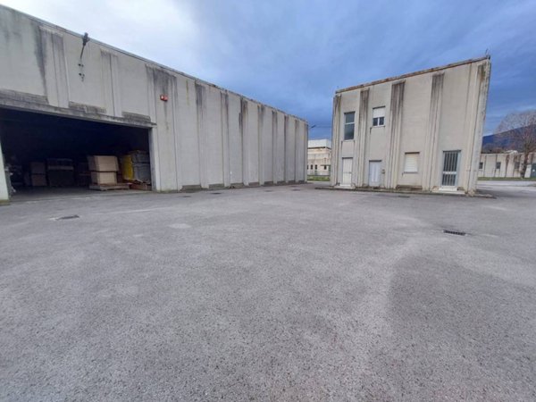 locale commerciale in vendita ad Oliveto Citra