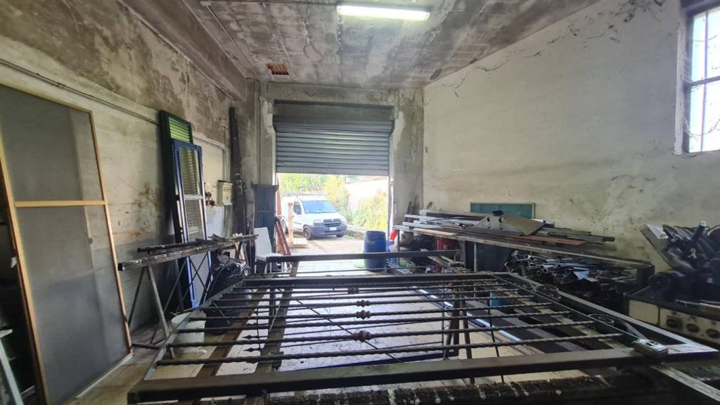 locale commerciale in vendita a Pellezzano in zona Cologna