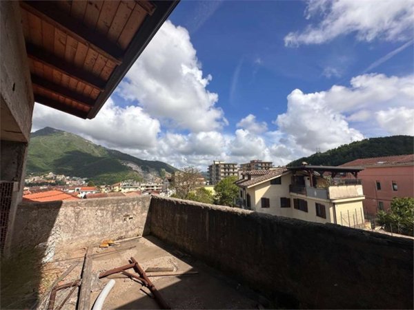 intera palazzina in vendita a Pellezzano in zona Coperchia