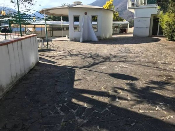 negozio in vendita a Pellezzano in zona Cologna