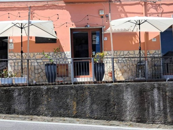 negozio in vendita a Pellezzano in zona Capriglia