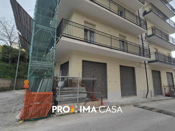 negozio in vendita a Pellezzano in zona Cologna