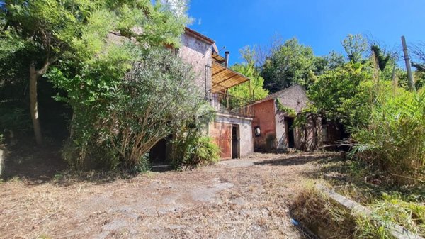 casa indipendente in vendita a Pellezzano in zona Capriglia