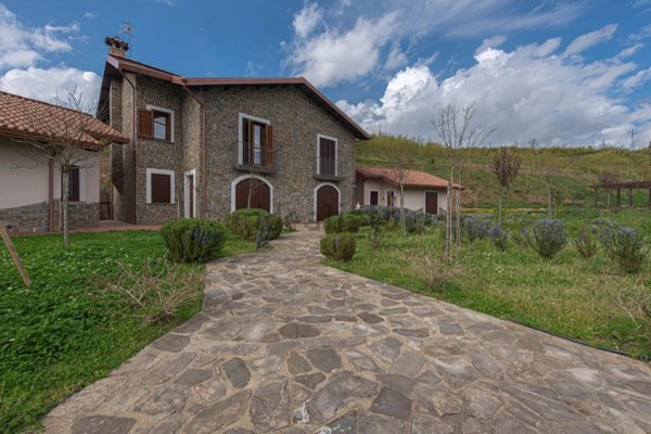 casa indipendente in vendita a Perito