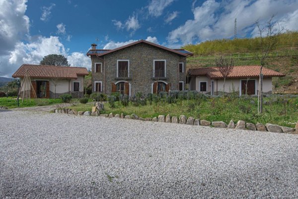 casa indipendente in vendita a Perito