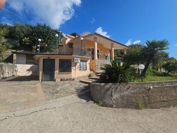 esavano in vendita a Pollica in zona Pioppi