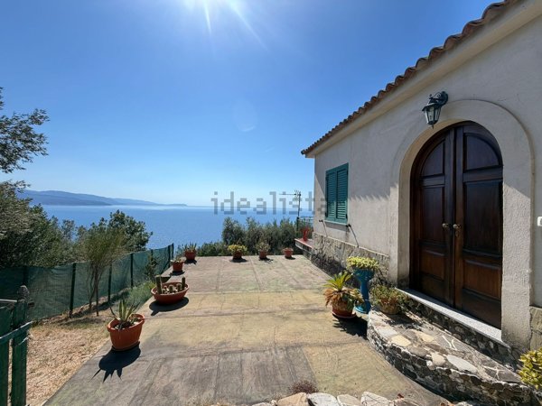 casa indipendente in vendita a Pollica in zona Pioppi
