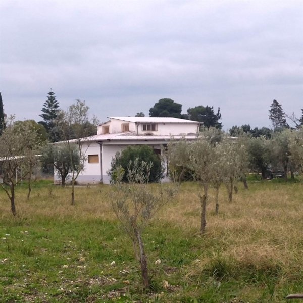 negozio in vendita a Pontecagnano Faiano in zona Magazzeno