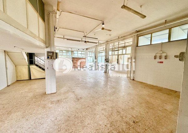 locale commerciale in vendita a Pontecagnano Faiano