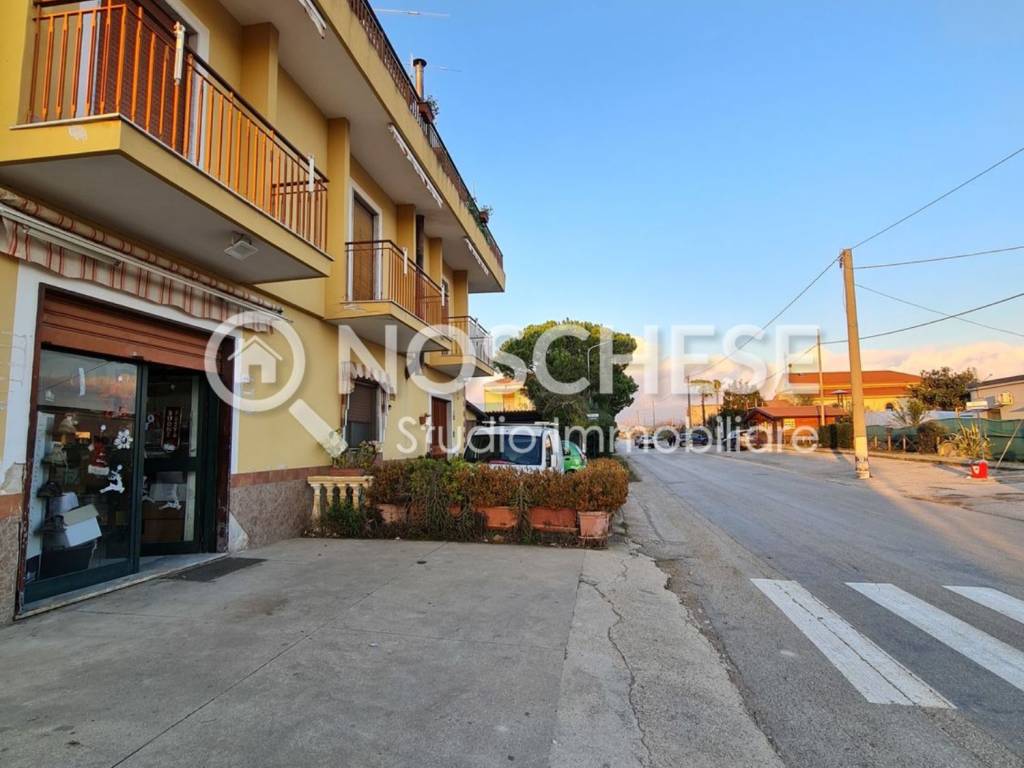 negozio in vendita a Pontecagnano Faiano in zona Corvinia