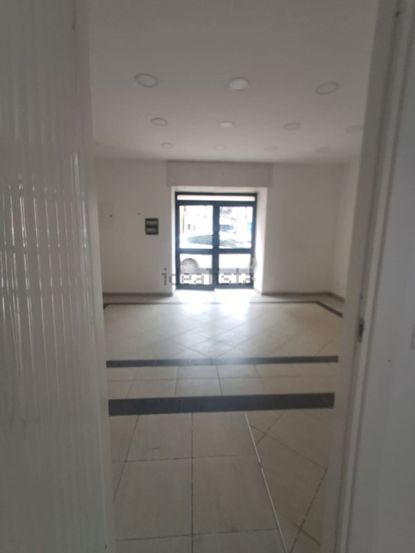 locale commerciale in vendita a Pontecagnano Faiano