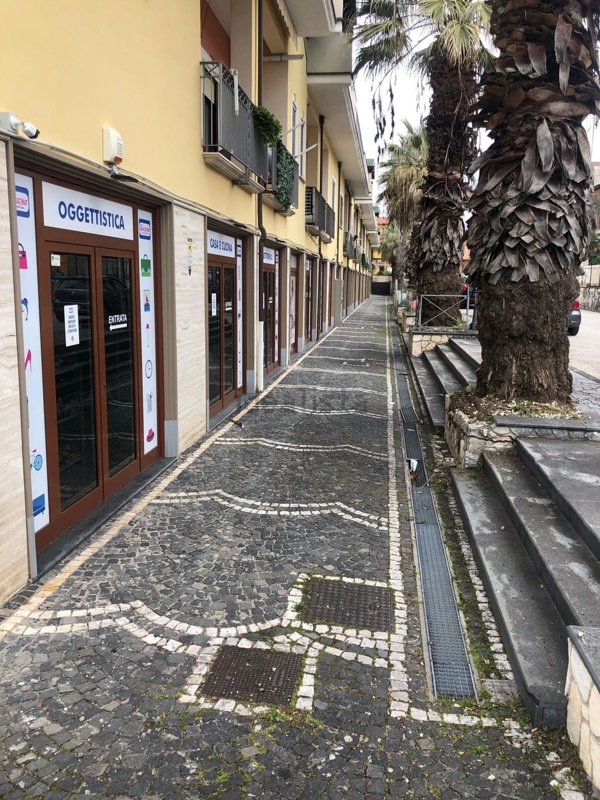 locale commerciale in vendita a Pontecagnano Faiano