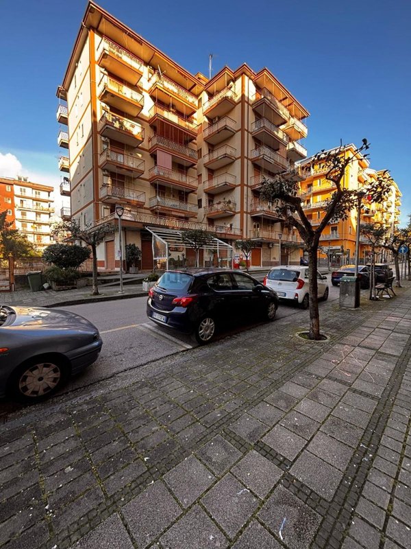 locale commerciale in vendita a Pontecagnano Faiano