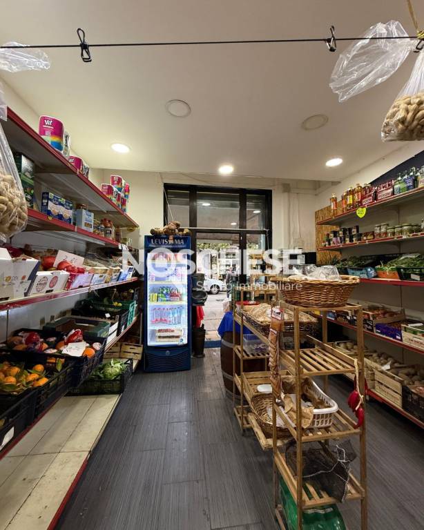 negozio in vendita a Pontecagnano Faiano