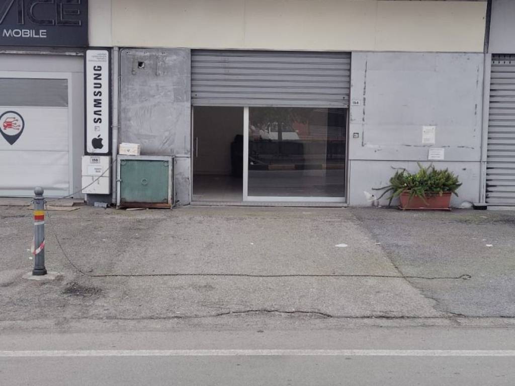 negozio in vendita a Pontecagnano Faiano in zona Sant'Antonio