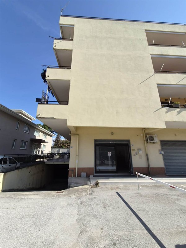 negozio in vendita a Pontecagnano Faiano