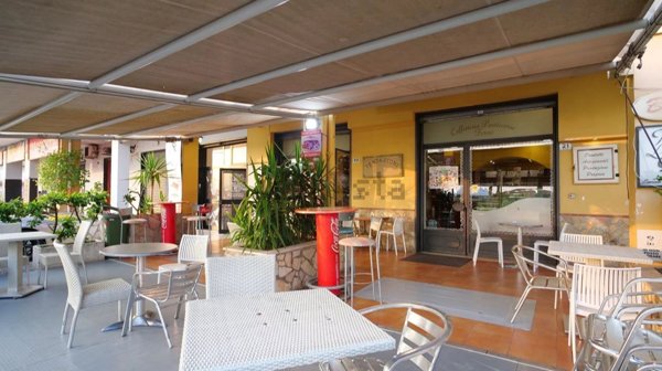 locale commerciale in vendita a Pontecagnano Faiano in zona Corvinia
