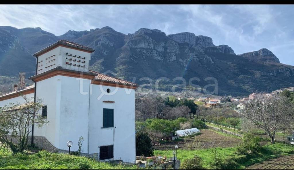 casa indipendente in vendita a Postiglione