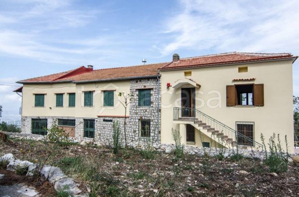 casa indipendente in vendita a Postiglione