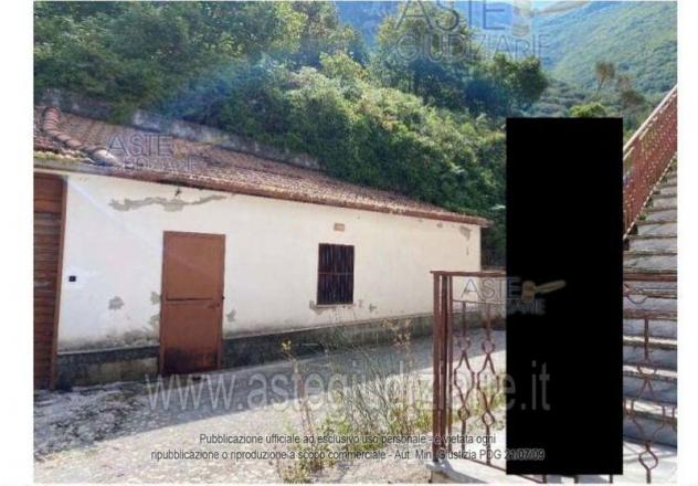 casa indipendente in vendita a Postiglione