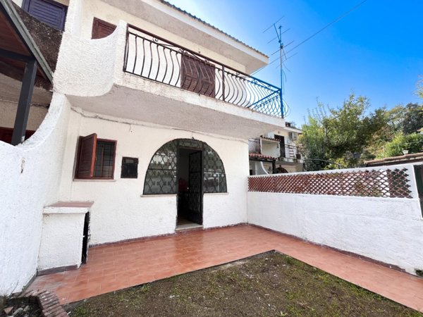 casa indipendente in vendita a Roccagloriosa in zona Acquavena