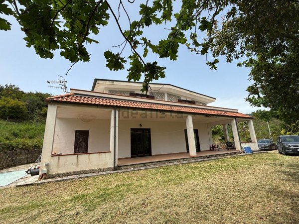 casa indipendente in vendita a Roccagloriosa in zona Acquavena