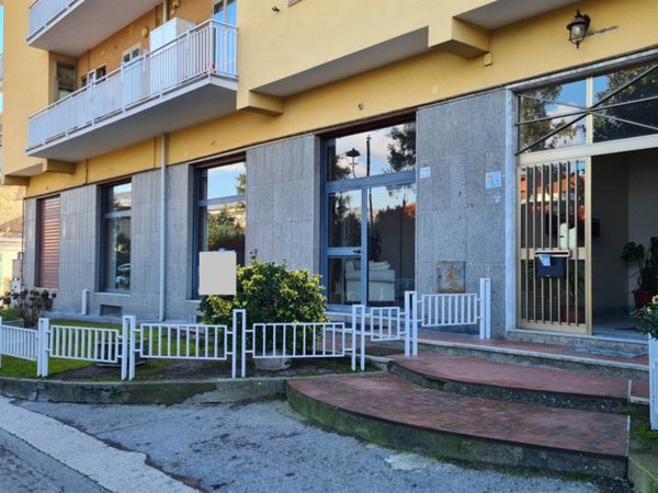 negozio in vendita a Roccapiemonte in zona San Potito