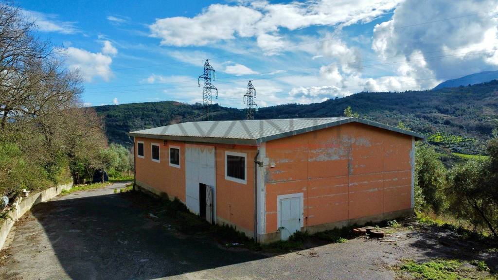 locale commerciale in vendita a Rutino