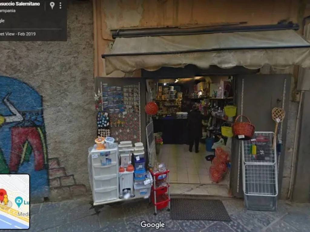 negozio in vendita a Salerno in zona Centro Città