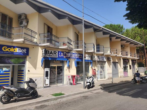 negozio in vendita a Salerno in zona Pastena