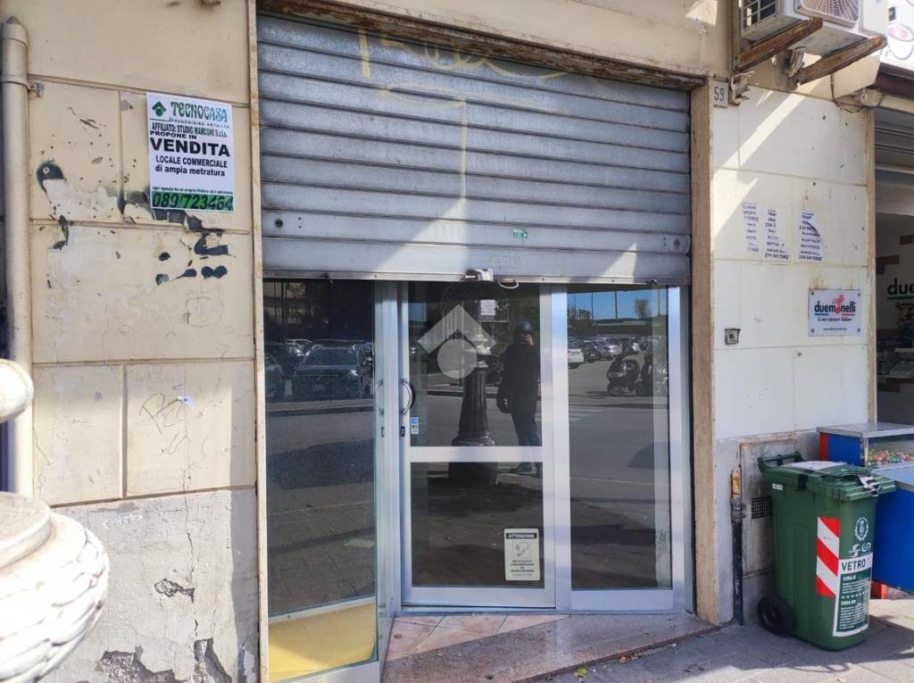 locale commerciale in vendita a Salerno in zona Torrione