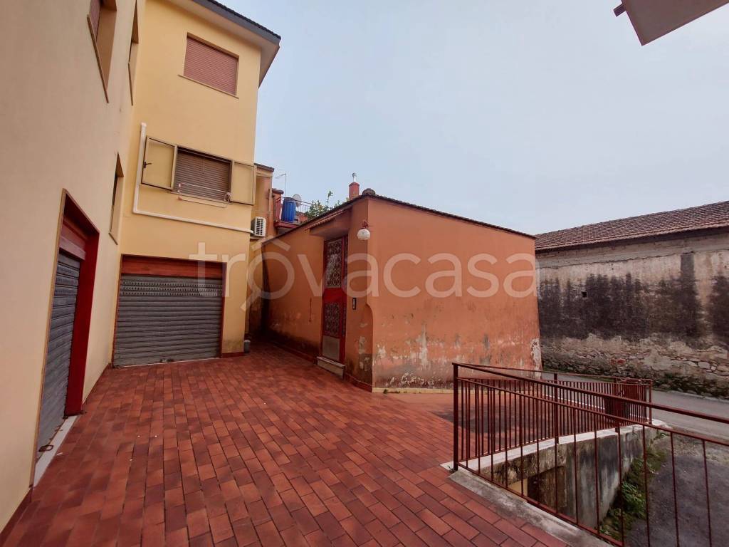 casa indipendente in vendita a Salerno in zona Centro Città