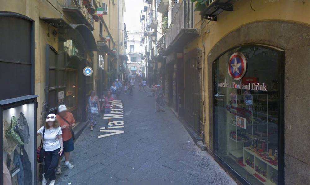 negozio in vendita a Salerno in zona Centro Città