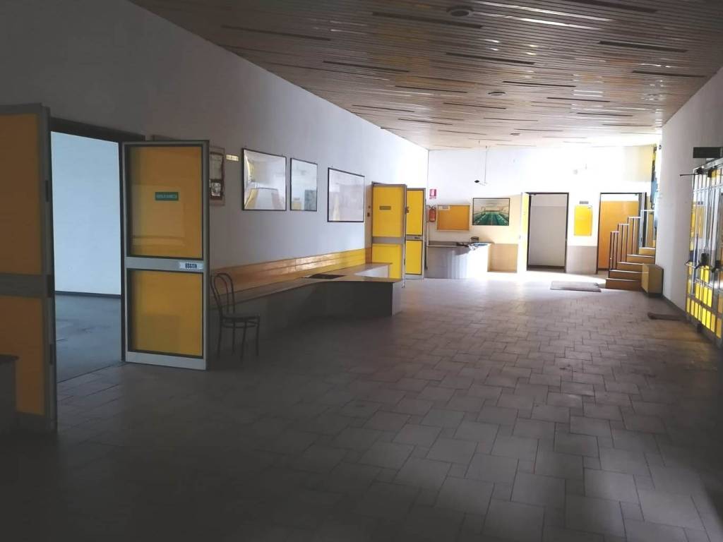 locale commerciale in vendita a Salerno in zona Irno