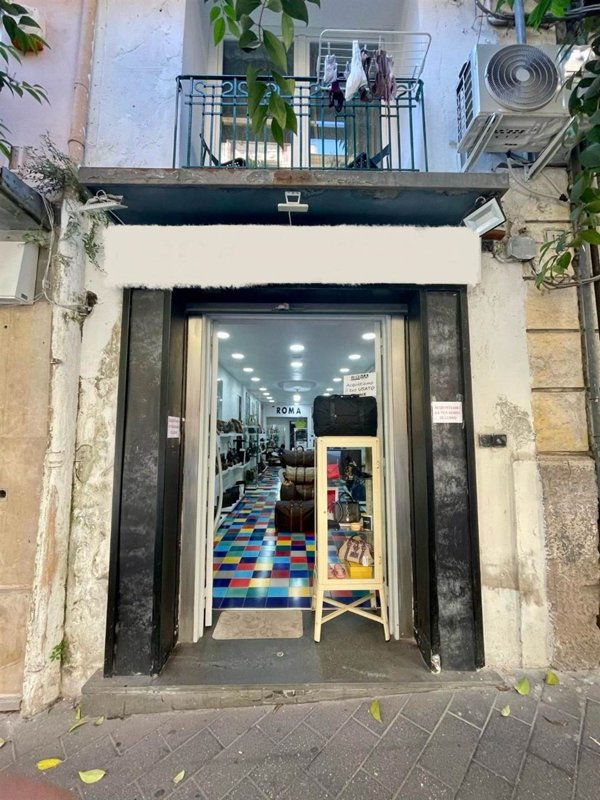 negozio in vendita a Salerno in zona Centro Città