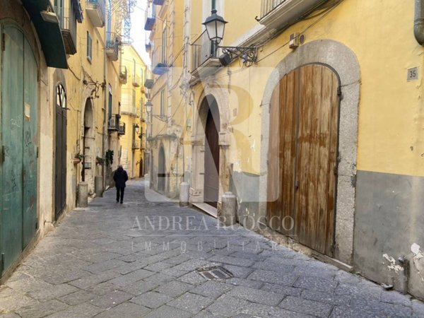 negozio in vendita a Salerno in zona Centro Città