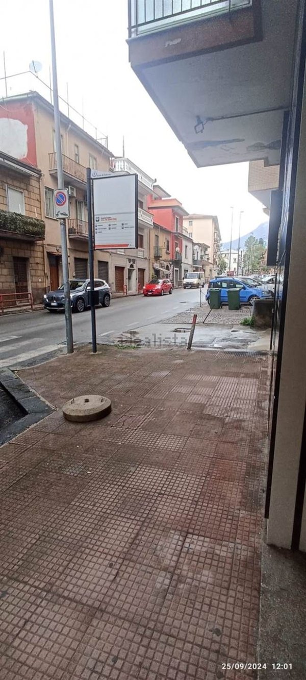 locale commerciale in vendita a Salerno in zona Irno